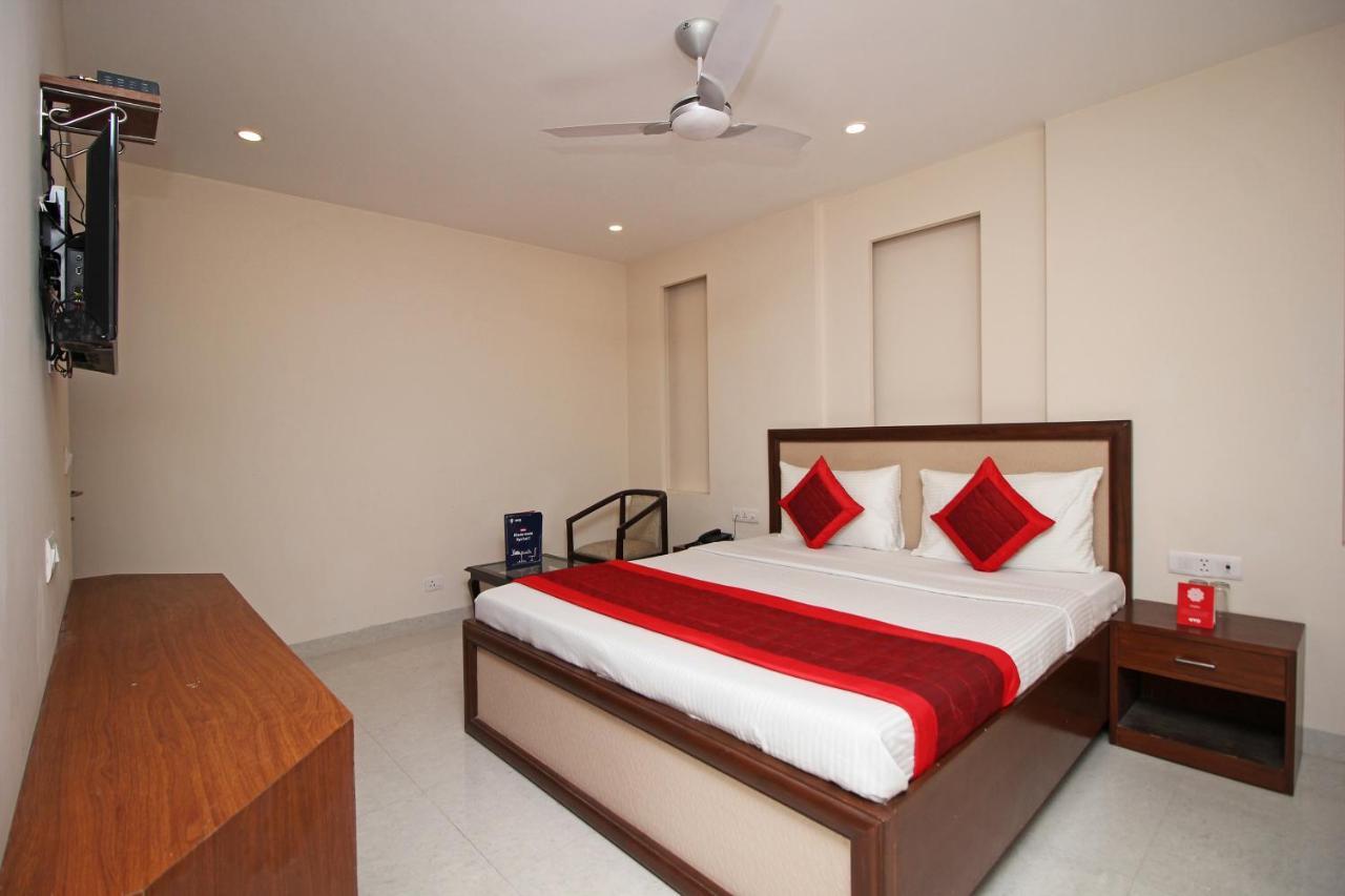 Oyo Hotel Blu Pebbles Near Delhi Airport Нью-Дели Экстерьер фото