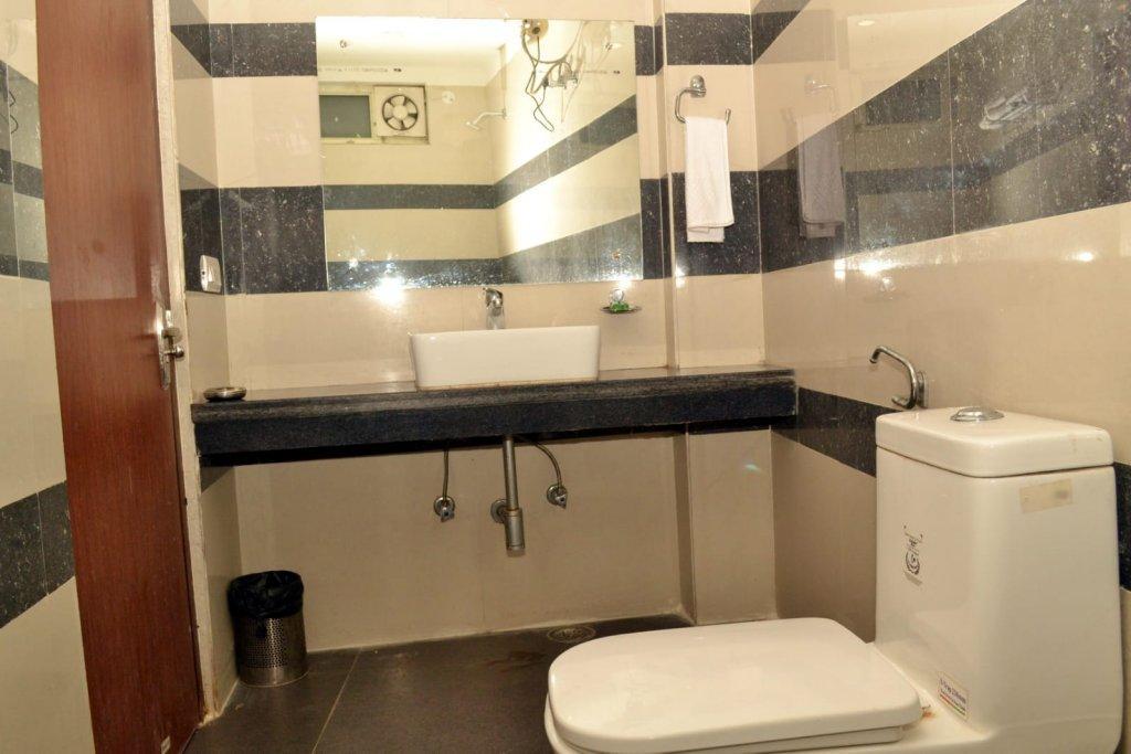 Oyo Hotel Blu Pebbles Near Delhi Airport Нью-Дели Экстерьер фото