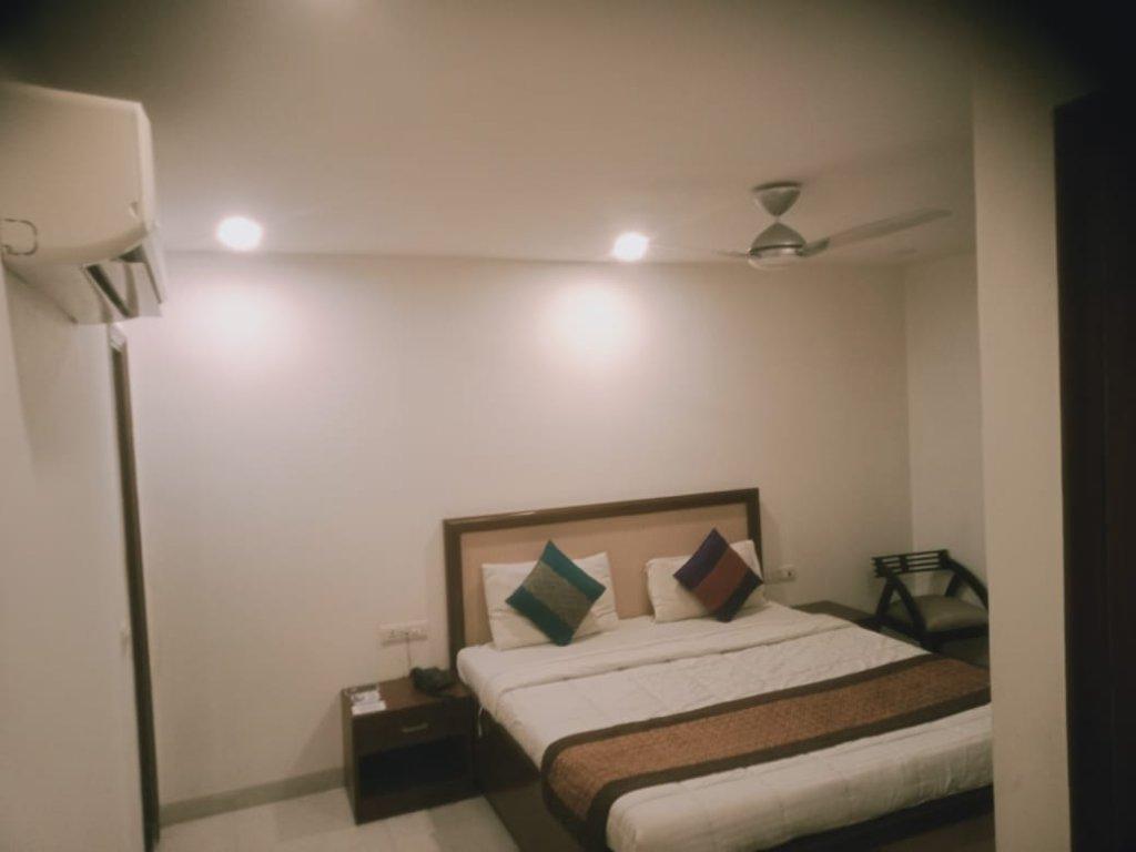 Oyo Hotel Blu Pebbles Near Delhi Airport Нью-Дели Экстерьер фото